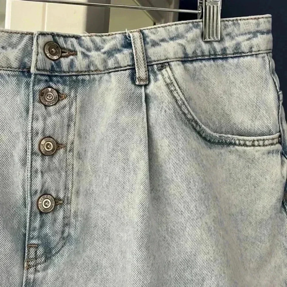 ZARA Cut Off Jeans Shorts Denim Exposed Button Fly Pleated Light Acid Wash Sz 12 - Picture 4 of 12